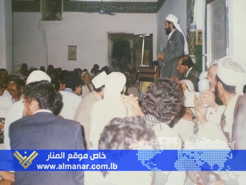 السيد حسين ملقياً إحدى المحاضرات في أحد المساجد