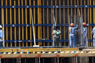 العمال في ورشات «مونديال قطر» يعانون من انتهاكات فاضحة