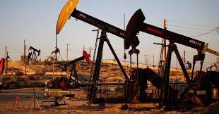 النفط يقفز 6 بالمئة مدعوما بهبوط في المخزونات الامريكية وإغلاق كيستون
