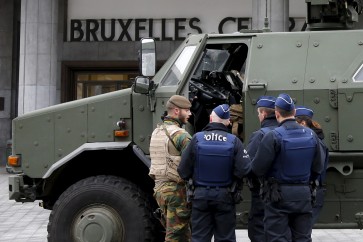 جندي بلجيكي إلى جانب عدد من عناصر الشرطة البلجيكيين أثناء ملاحقة الخلية الإرهابية