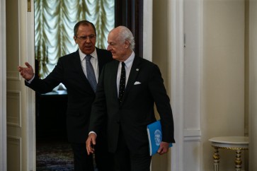 وزير الخارجية الروسية سيرغي لافروف خلال لقائه المبعوث الدولي الى سوريا