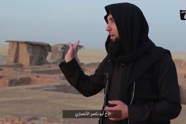 أحد عناصر داعش مهدداً بتدمير أهرامات مصر