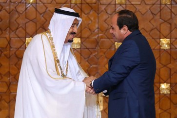 الرئيس المصري يصافح ملك السعودي