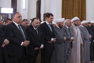 الرئيس السوري مؤدياً صلاة العيد في مسجد الصفا بحمص