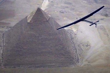 طائرة "سولار امبالس 2" تهبط في القاهرة