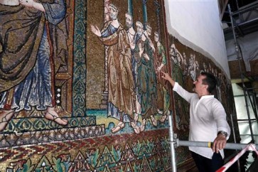 اكتشاف جدارية مغطّاة لعقود في كنيسة المهد