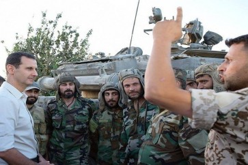 الاسد مع جنود سوريين