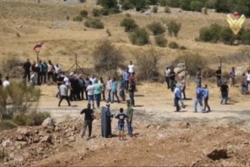 عددٌ من أبناء بلدة شبعا والقرى المجاورة يدخلون إلى المزارع المحتلة ويجتازون الطريق الذي شقته جرافات الاحتلال الصهيوني في منطقة بركة النقار