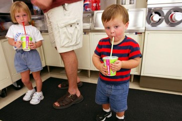 الأطفال الذكور ومن تزيد أعمارهم على 12 عاما أكثر ميلا لشراء مشروب محلى بالسكر