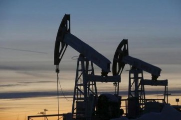 النفط يتراجع على وقع إنتاج أوبك والمخزونات الأميركية
