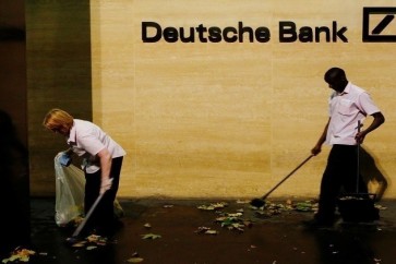 "دويتشه بنك" يسرح موظفين وشركات ألمانية تدعمه
