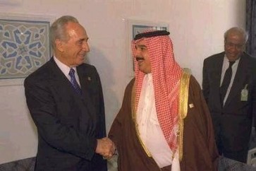ملك البحرين أثناء لقائه مع شيمون بيريز في العام 2008
