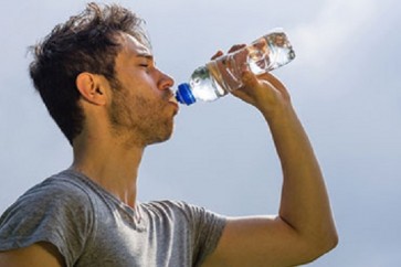 كيف يتسبب تناول 8 أكواب من الماء يومياً بمقتلك؟