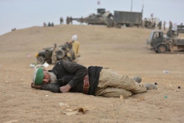 مقاتل مسن من الحشد الشعبي في استراحة محارب على ابواب مطار تلعفر 