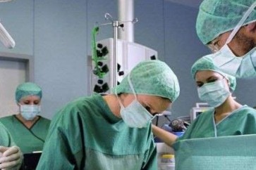 ارتداء الفريق الطبى للملابس الخضراء داخل غرفه العمليات هو اتمام عمليه التصحيح البصرى