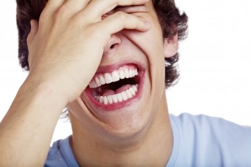 الضحك يساعد‬ ‫الجسم على إفراز مادة الإندورفين التي تحارب التوتر النفسي