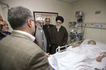 الإمام الخامنئي يزور آية الله موسوي اردبيلي في المستشفى