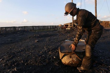 "إسرائيل" تعطل "صناعة الفحم" في الضفة بحجة التلوث