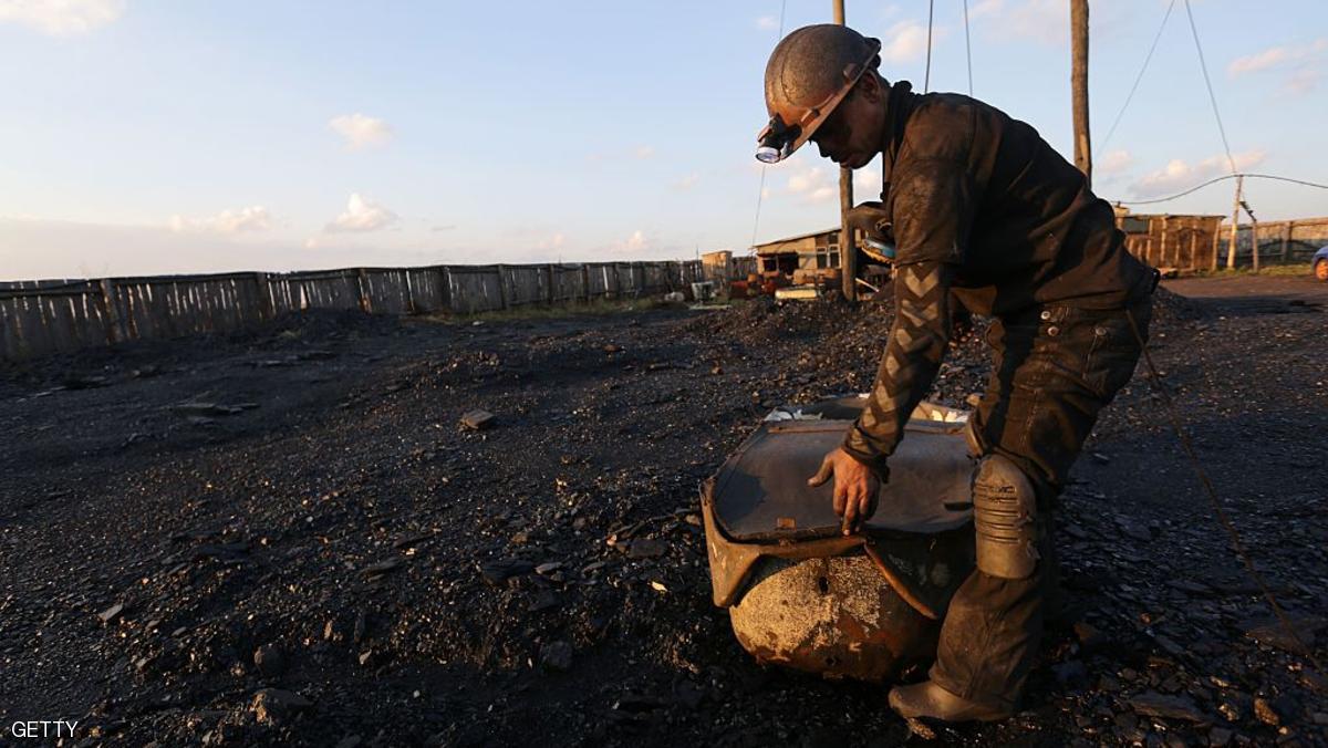 "إسرائيل" تعطل "صناعة الفحم" في الضفة بحجة التلوث