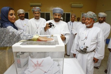 العمانيون يتوجهون الى مراكز الاقتراع لانتخاب ممثليهم في البلديات