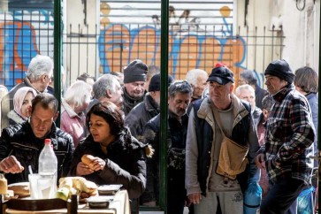 بعد سبع سنوات من خطط الإنقاذ… اليونانيون يغوصون في مستنقع الفقر