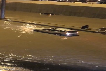 الأمطار تغرق سيارات في شوارع الكويت