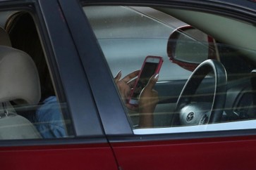 استخدام الهواتف في أثناء القيادة يسبب عددا متزايدا من حوادث
