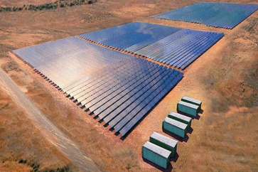 تتفوق المزرعة الشمسية الضخمة على مثيلاتها من حيث سعة البطاريات الإجمالية