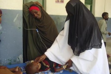 طبيبة صومالية تعالج طفلا مصابا بسوء التغذية في مستشفى في مقديشو