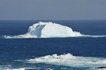 الغطاء الجليدي في القطب الجنوبي يعتبر خزانا للمياه العذبة المتجمدة على سطح الأرض