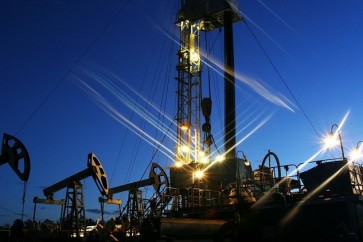 النفط يرتفع والدولار على انخفاض