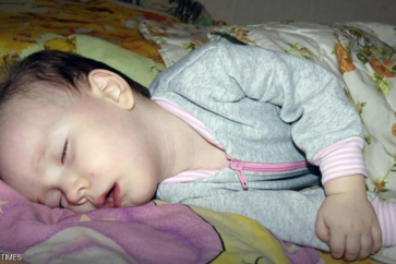الرضيعة الروسية آنيا تغط في نوم عميق