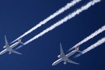 انبعاثات بيضاء للطائرة في السماء