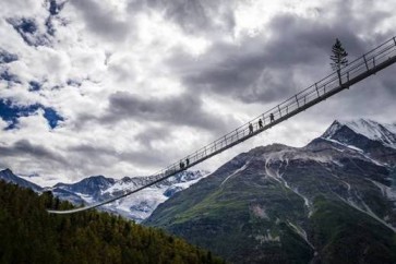 سويسرا تدشن أطول جسر معلق للمشاة في العالم!