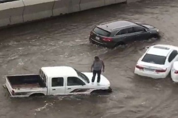 أمطار غزيرة تغرق شوارع ومقرات حكومية في جدة