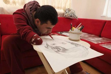 رغم فقدانه ذراعيه… التركي «أقغون» بفمه يبدع في الرسم