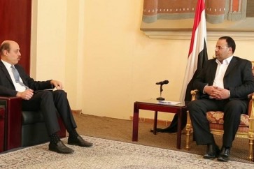 صالح الصماد خلال لقائه نائب المبعوث الأممي الى اليمن معين شريم