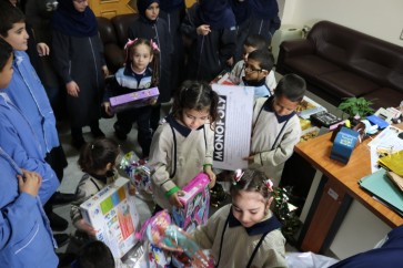"فرحة يتيم": 1000 هديّة من أطفال مدارس المهديّ (ع) إلى أطفال جمعيّة الإمداد الخيريّة