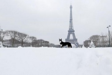 الثلوج تغطي باريس وشمال فرنسا وتعرقل حركة النقل