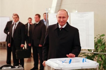 الرئيس بوتين يدلي بصوته