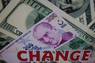 الليرة التركية تلامس مستوى قياسيا منخفضا بفعل مخاوف بشأن أسعار الفائدة