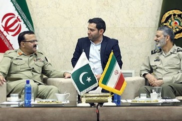 قائد الجيش الايراني يدعو لتطوير التعاون بين القوات المسلحة الايرانية والباكستانية