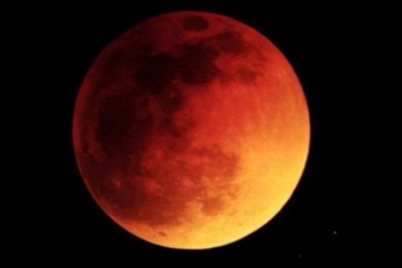 (قمر دموي) يظهر في أطول خسوف للقمر في القرن الحادي والعشرين
