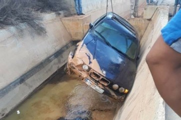 إصابة شخص بانقلاب سيارة في بركة مياه في كفركلا