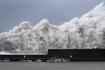 اليابان تعلّق حركة الطيران والقطارات في انتظار إعصار "جابي" العاتي