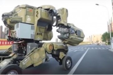 "روبوت" عملاق يجوب شوارع الصين.. والشرطة توقفه
