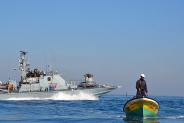 بحرية الاحتلال تعتقل ثلاثة صيادين وتصادر مركبهم