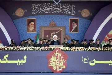 الرئيس الايراني الشيخ حسن روحاني خلال الاستعراض العسكري بمناسبة اسبوع الدفاع المقدس