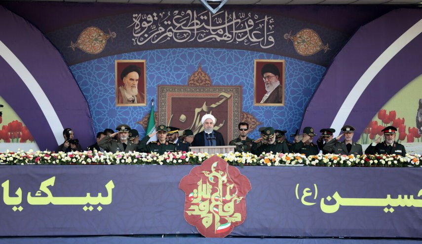 الرئيس الايراني الشيخ حسن روحاني خلال الاستعراض العسكري بمناسبة اسبوع الدفاع المقدس