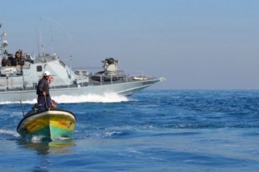 زوارق الاحتلال تستهدف مراكب الصيادين وسط القطاع